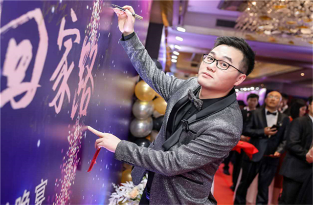 【高光“疫”事】勇敢逆行的特殊“网约车”——PA尊龙凯时90后，用信念打通生命运输线